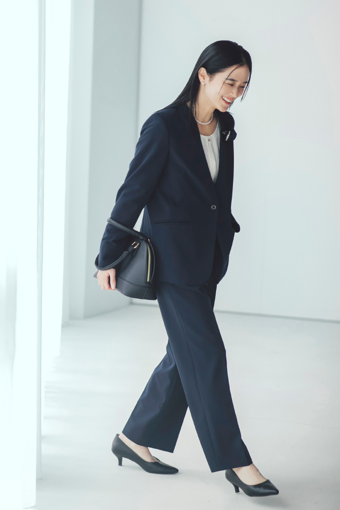 宮城舞さん　ネイビースーツ