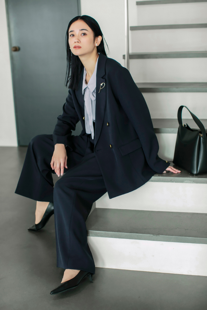 宮城舞さん　ネイビージャケット×ブルーブラウス×ワイドパンツ