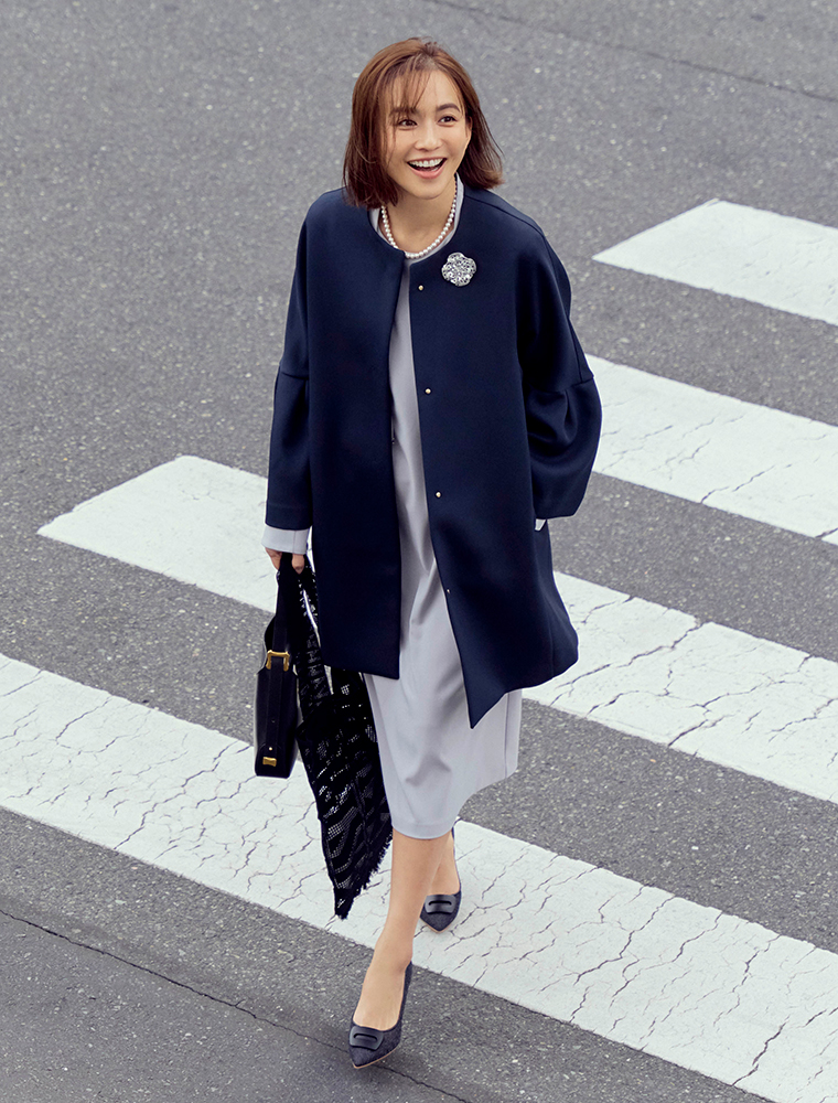優木まおみさん ワンピースとオペーク ドット クリップのアウターコーデ