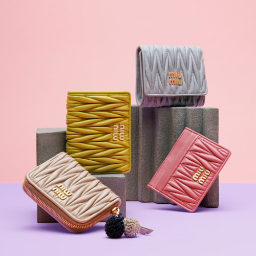 ▲(左下から時計回りに)マテラッセレザー コインケース¥85,800、レザー マイクロトリック¥35,200 ※ポップアップ限定 マテラッセレザー 折り財布¥84,700 マテラッセレザー 財布¥84,700 マテラッセレザー カードケース¥57,200