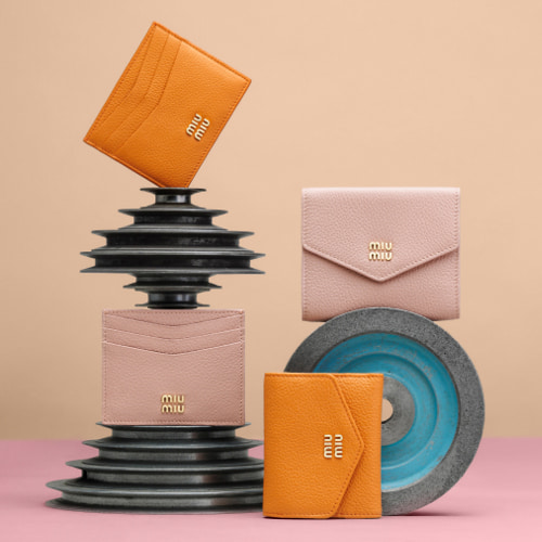 ▲(左)レザー カードケース 各¥52,800 (右上)レザー 財布¥79,200 (右下)ヴィッテロダイノレザー 財布¥74,800