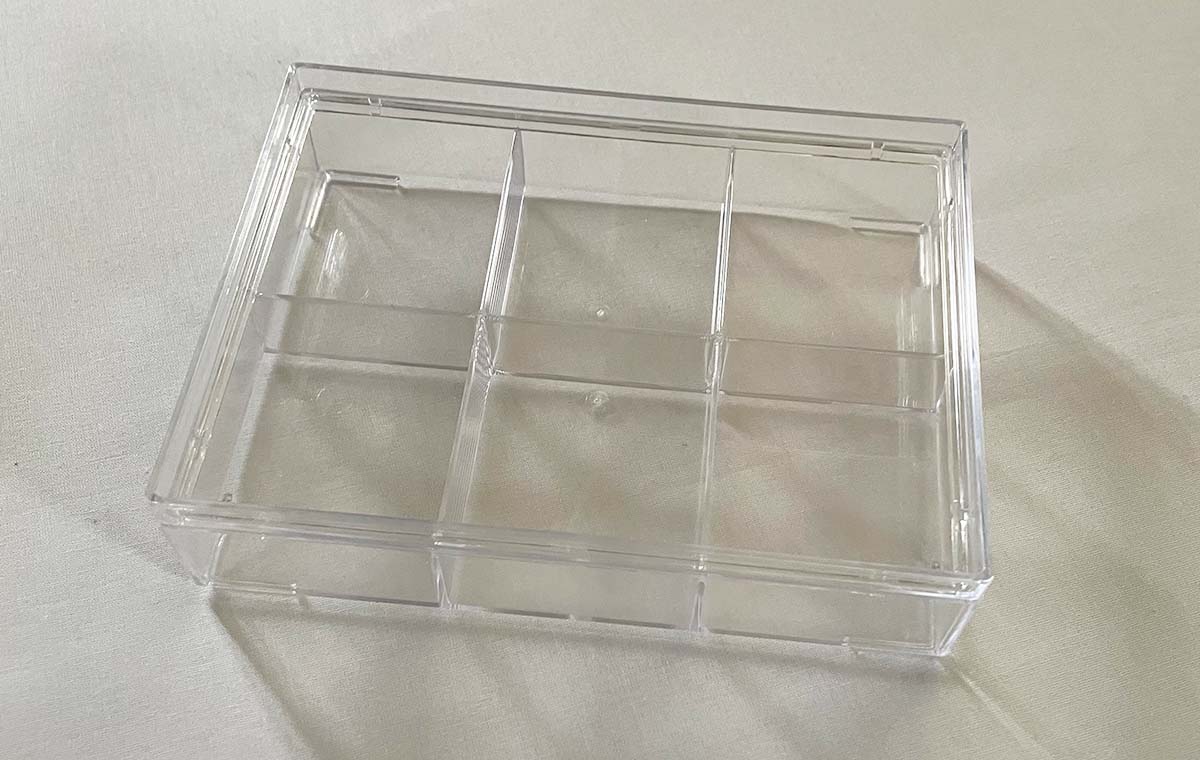 ダイソーの「積み重ねられるフタ付きクリアケース（6分割）」