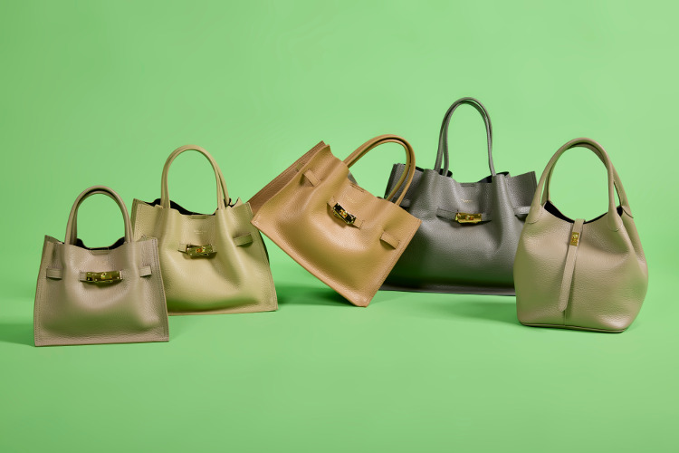 ▲イタリアンWフェイスレザートートバッグ（左から）S￥30,800、M各￥31,900、L￥35,200、￥31,900