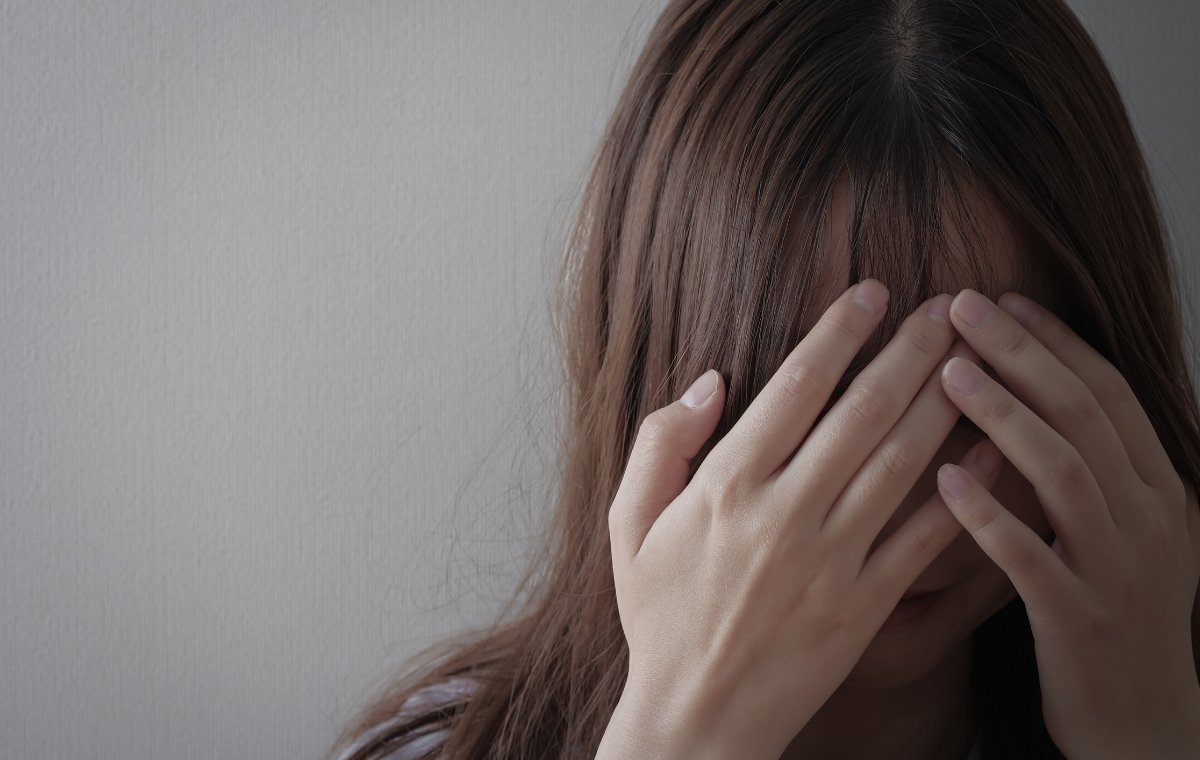 顔を覆っている女性の写真