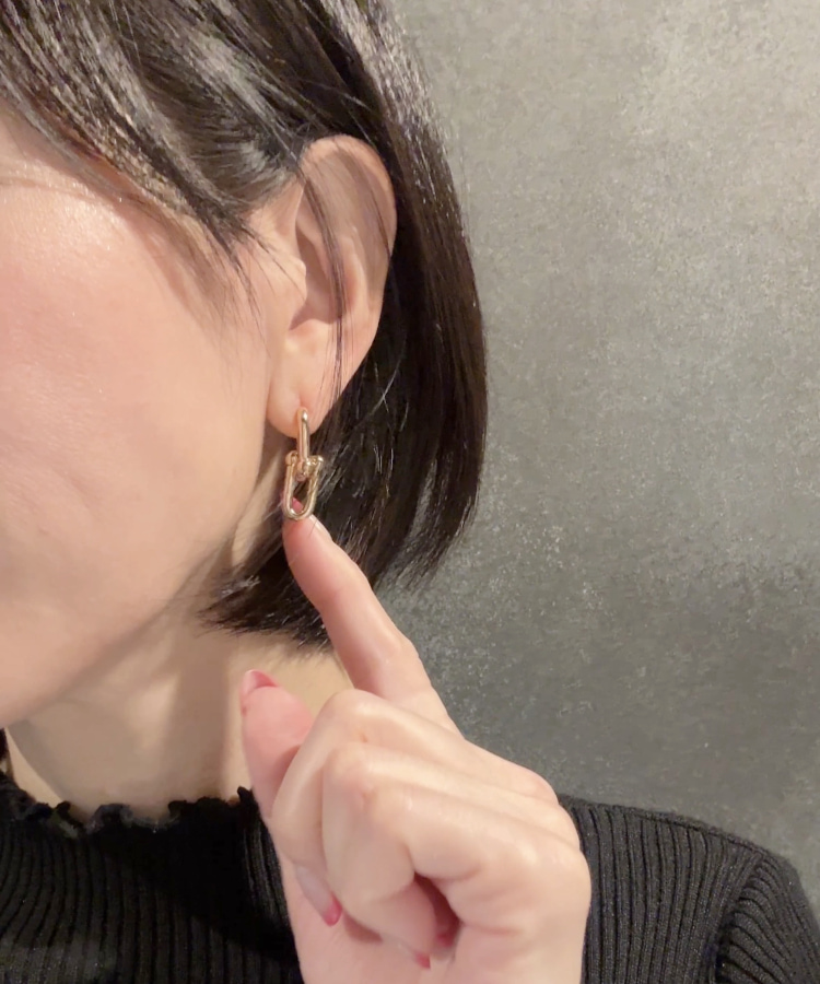 ピアスをつけた耳元の写真