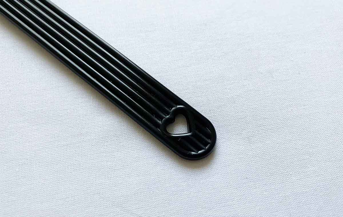 ダイソーの「コンサート用 デコうちわ（ハート、ブラック）」