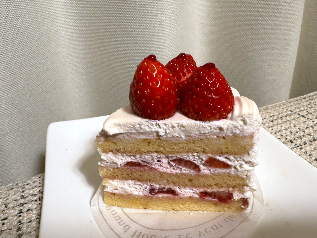 洋酒入りの苺のショートケーキ
