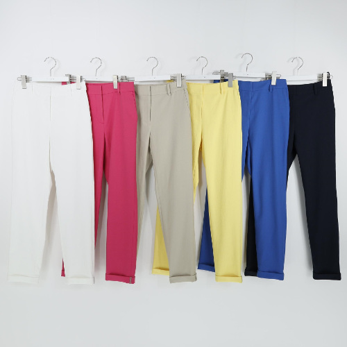 ▲裾ダブルスラックス¥31,900 カラー:白・ピンク・ベージュ・黄色・青・紺