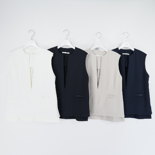 ▲クレープVネックベスト¥31,900 カラー:白・黒・ベージュ・紺