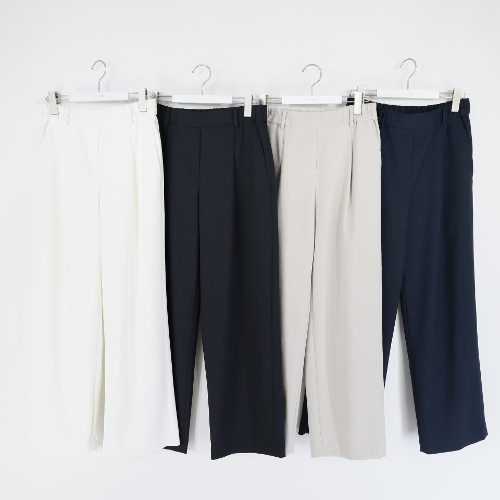 ▲クレープストレートパンツ¥31,900 カラー:白・黒・ベージュ・紺