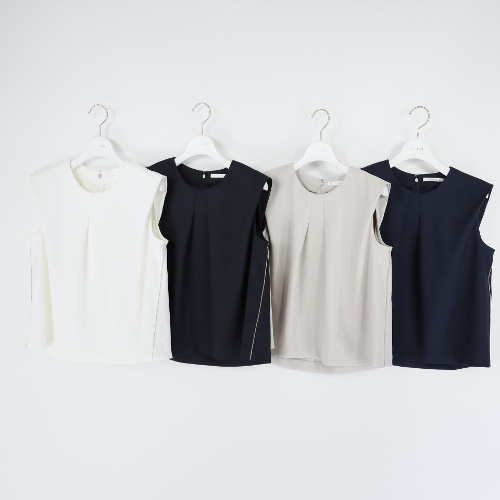 ▲クレープタックプリーツベスト¥35,200 カラー:白・黒・ベージュ・紺