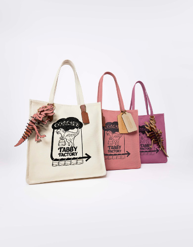 ▲トート・ギフト ショップ グラフィック¥38,500 ミディアム レキシー バッグ チャーム¥19,800 ラージ ハングタグ バッグ チャーム¥2,200