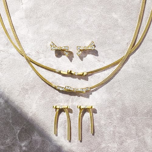 ▲K18YG ダイヤモンドネックレス(上から)¥242,000・¥352,000、ピアス(上から)¥308,000・¥143,000