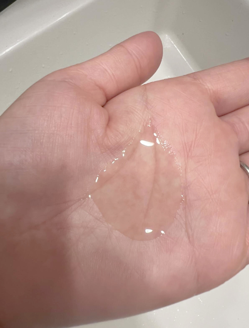 化粧水を掌に出して撮影した写真