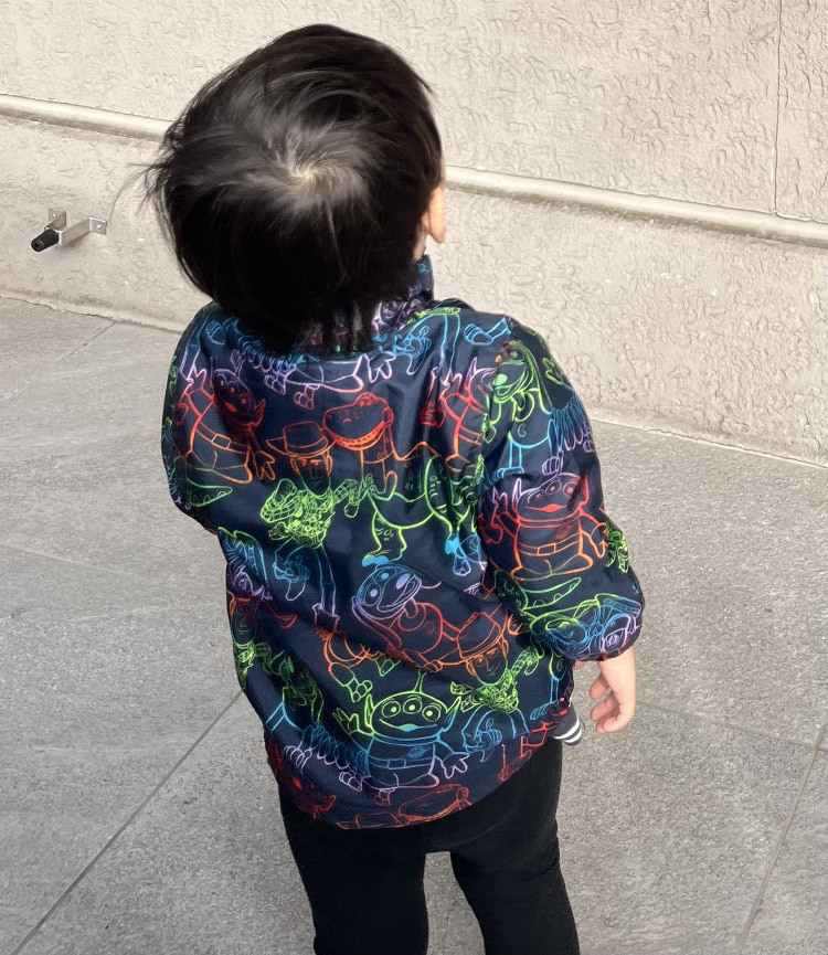 ウインドブレーカーを着た子供の後ろ姿の写真