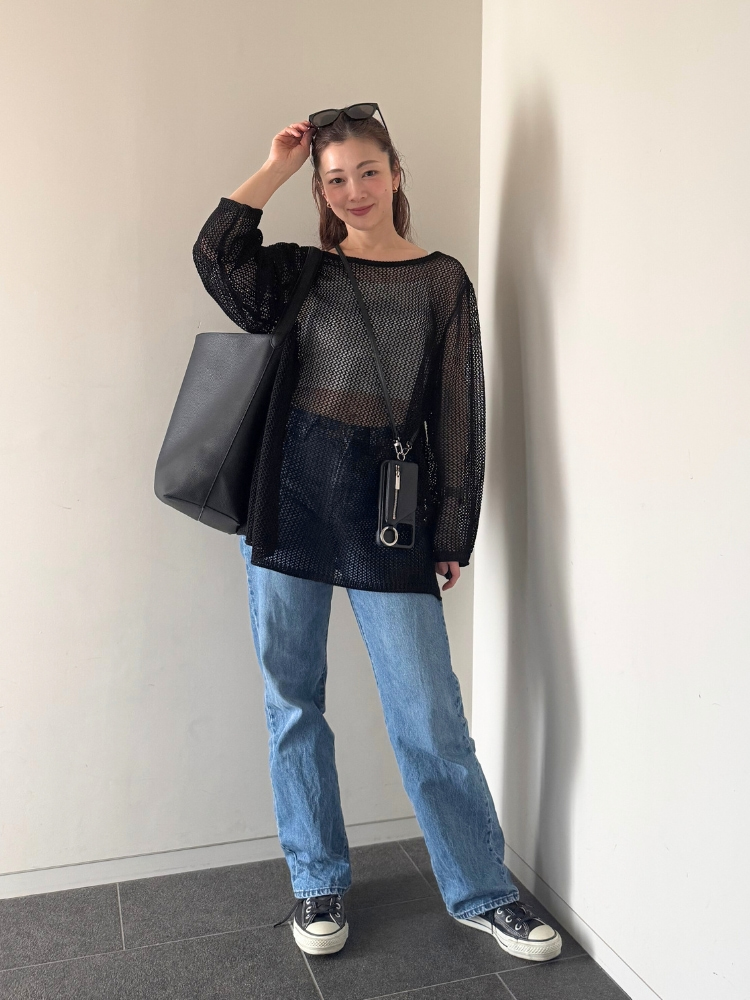 メッシュトップス×キャミソール×デニムコーデの写真