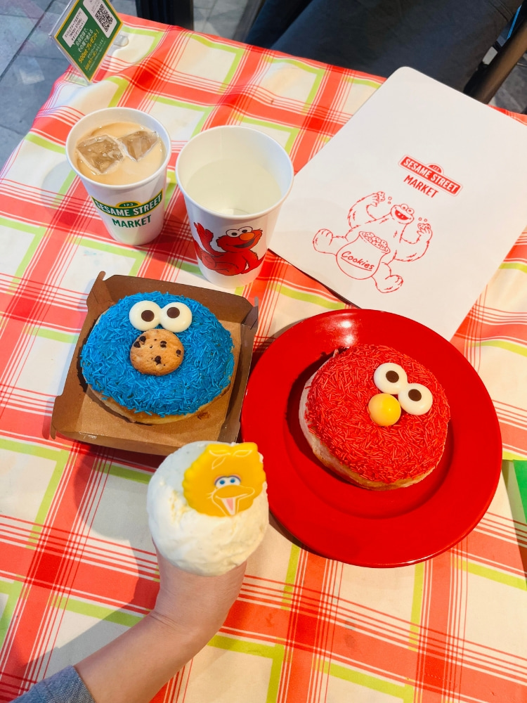 エルモとクッキーモンスターのドーナツの写真