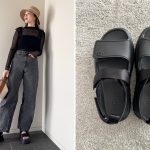 アグの黒サンダルと着用スタイル(デニムコーデ)の写真