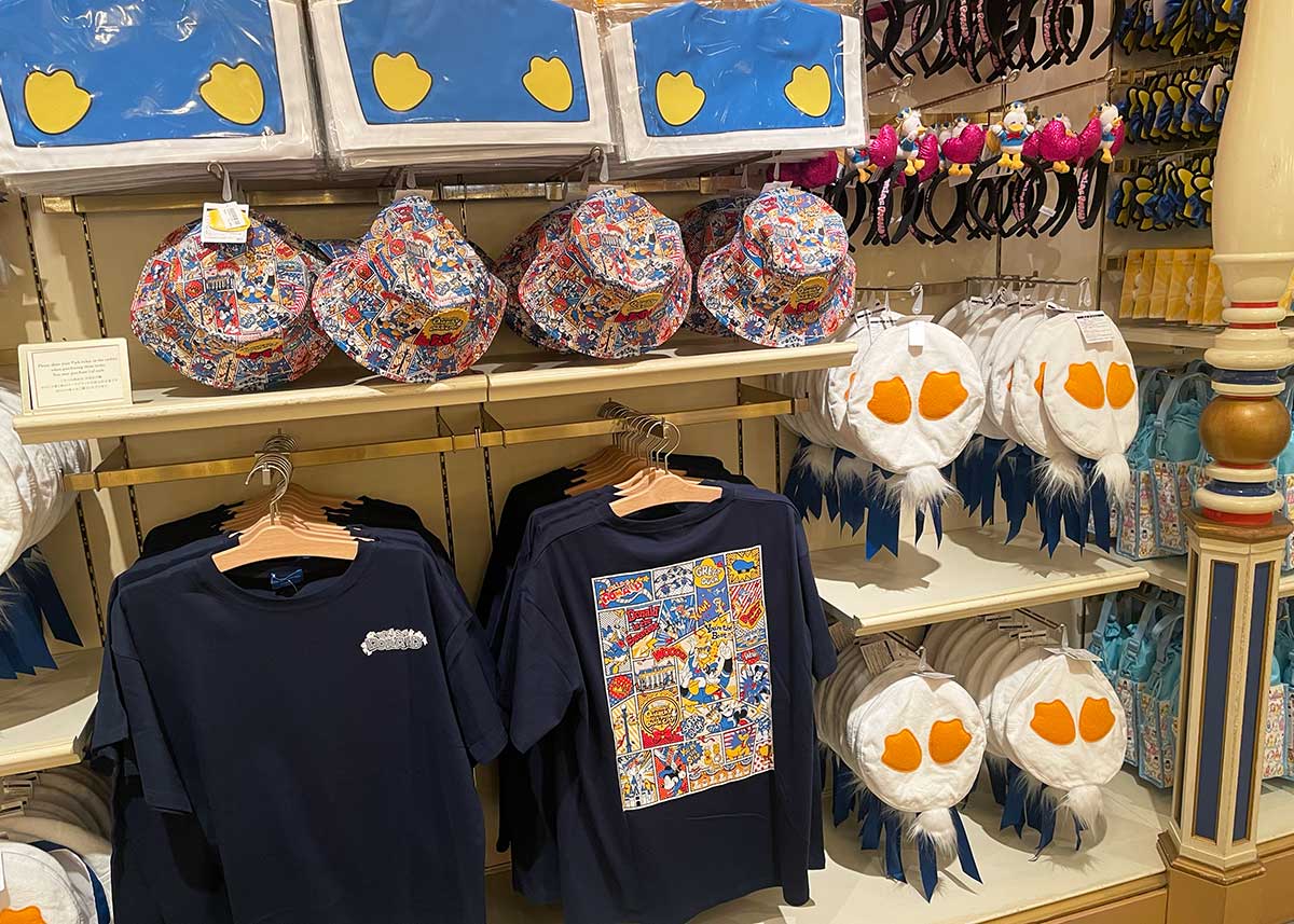 たくさんのグッズが並ぶ陳列棚