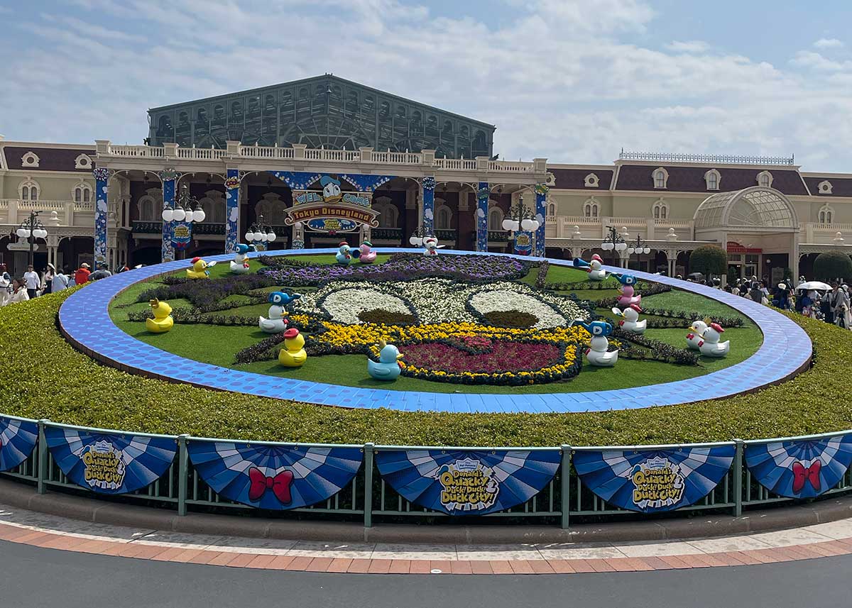 東京ディズニーランド エントランスの花壇 ドナルド仕様