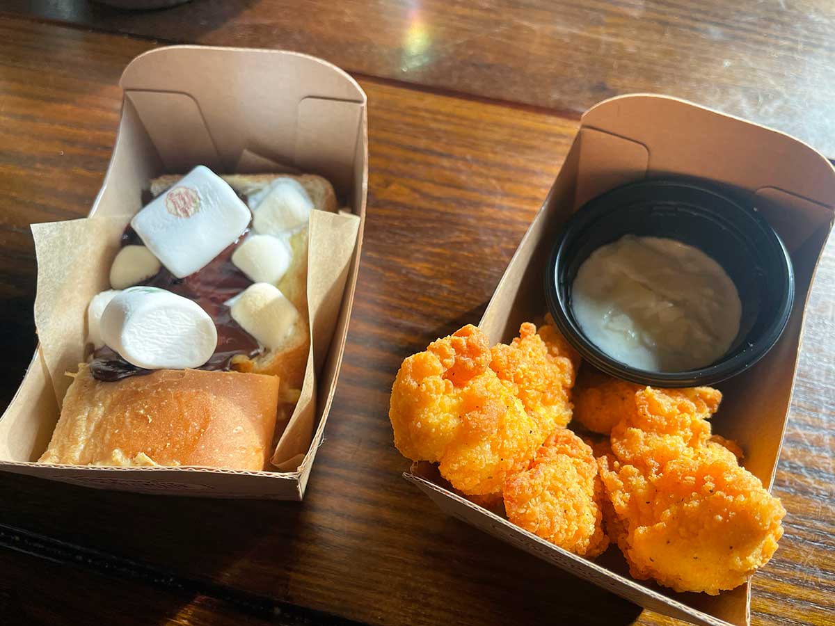 オレンジミルクのスモア仕立て、ナッツ添えとチキンテンダー、ヨーグルト＆オリーヴディップ