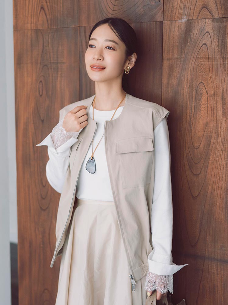 ベージュの服を着た女性