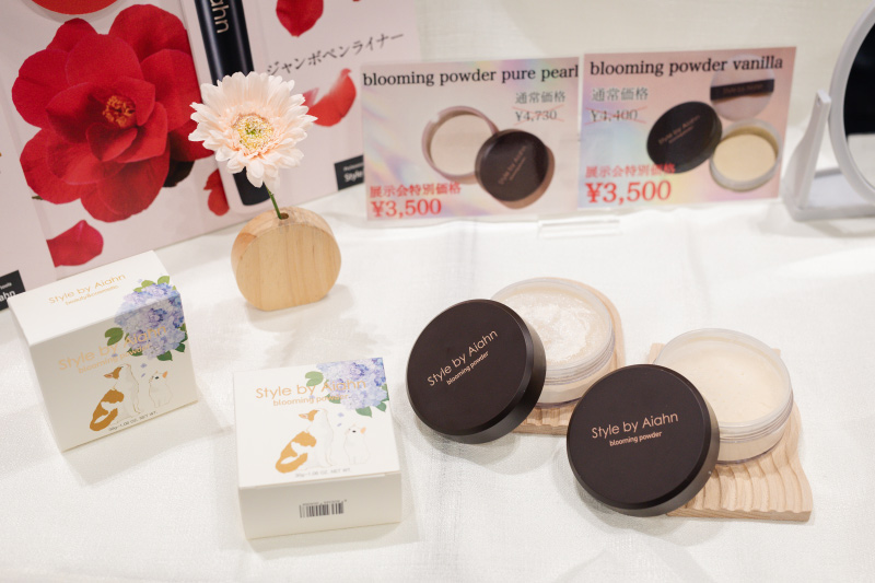 「KANSAI BEAUTY EXPO」2024開催の様子 並べられたコスメ写真