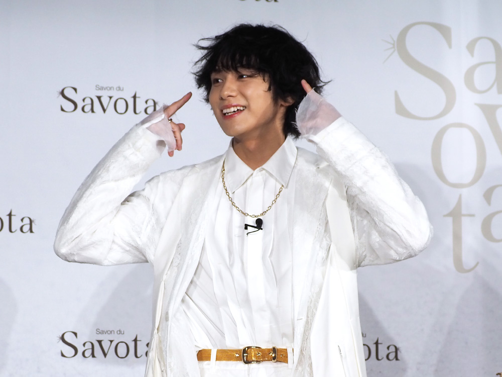 ヘアスタイルを指さす山下幸輝さん