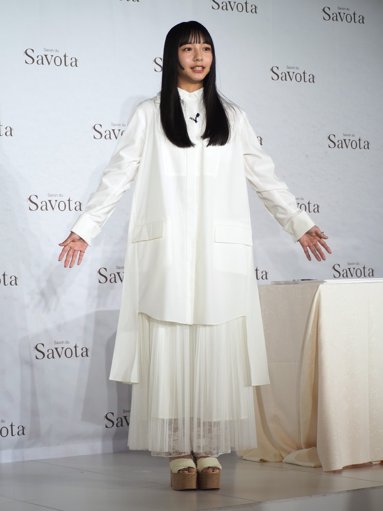 オールホワイトコーデを披露した山之内すずさん