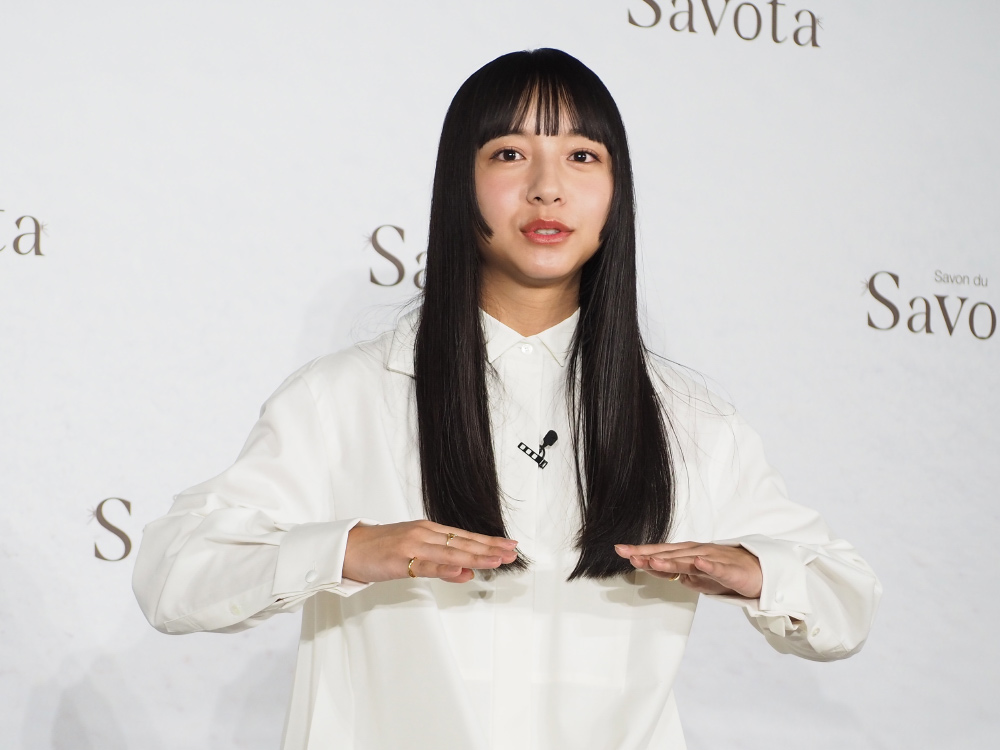 ロングヘアをジェスチャーで表す山之内すずさん