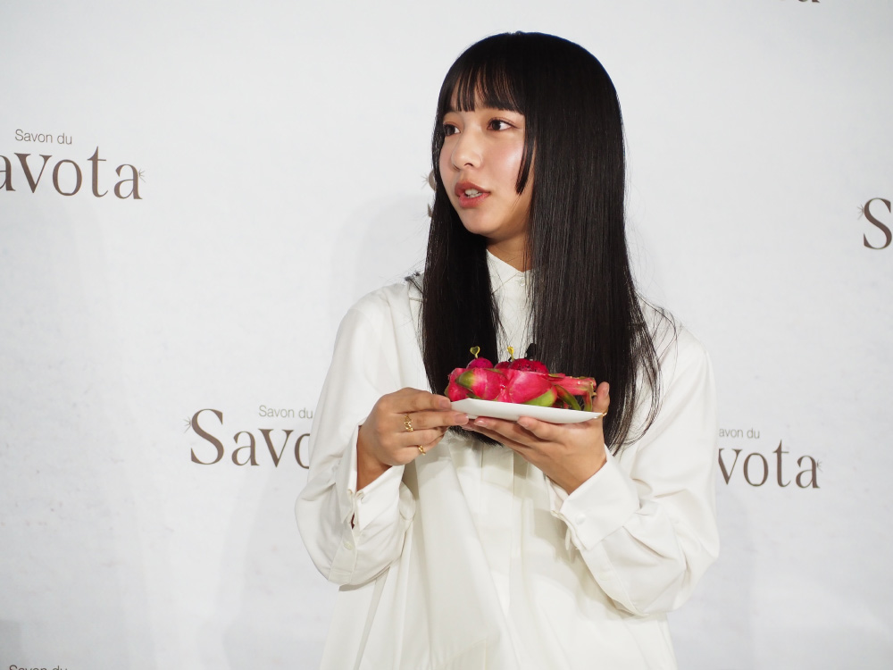 ドラゴンフルーツがのったお皿を持つ山之内さん