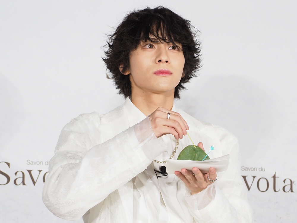サボテンを食べてみて驚いた様子の山下さん