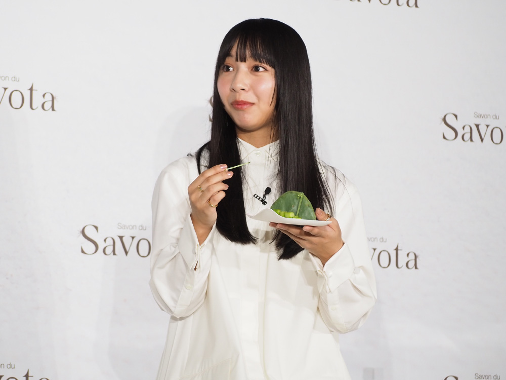 サボテンを食べている山之内さん