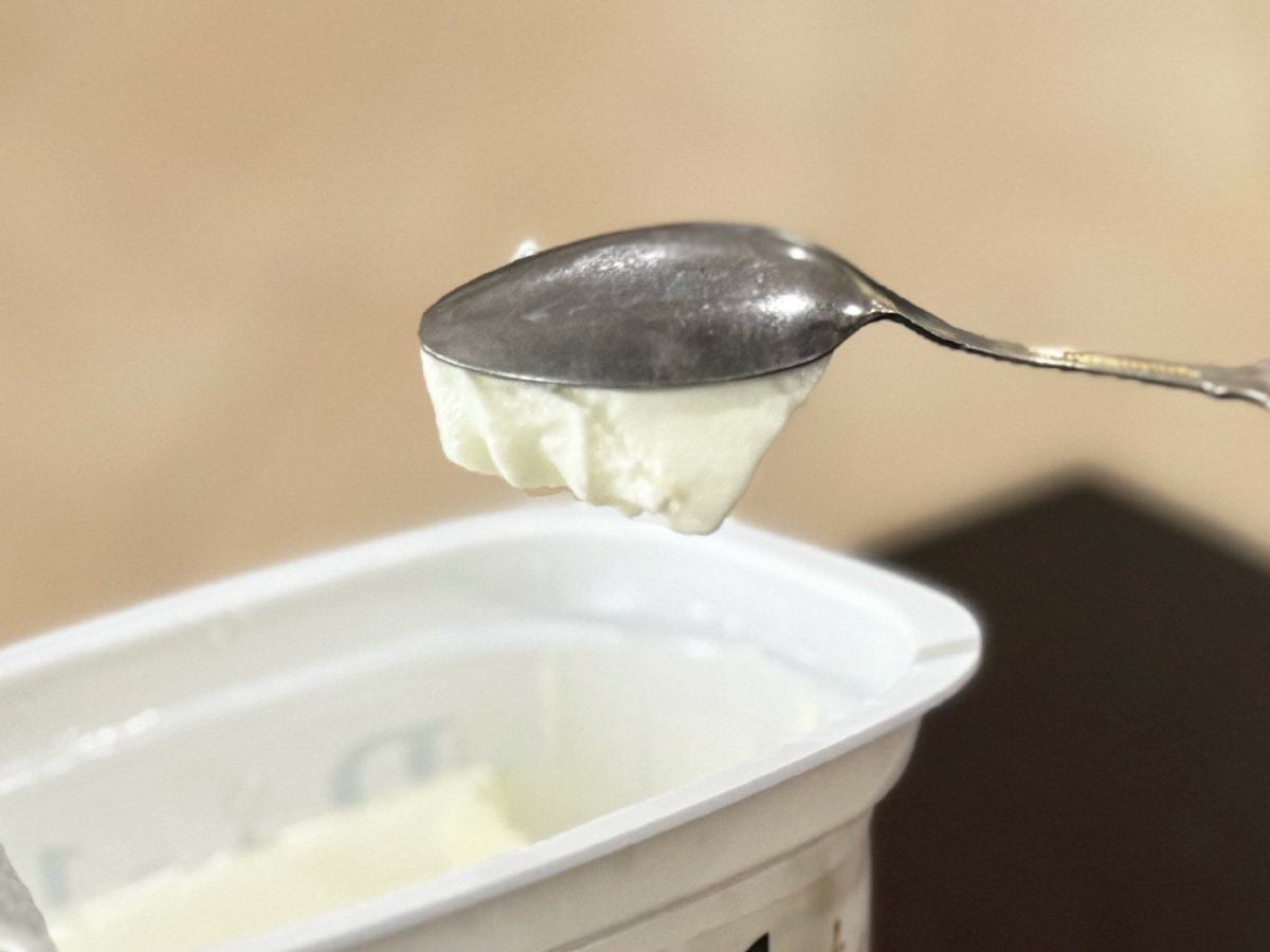 スプーンに取ったヨーグルト