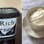 ヨーグルトのパッケージと皿に盛られたヨーグルト
