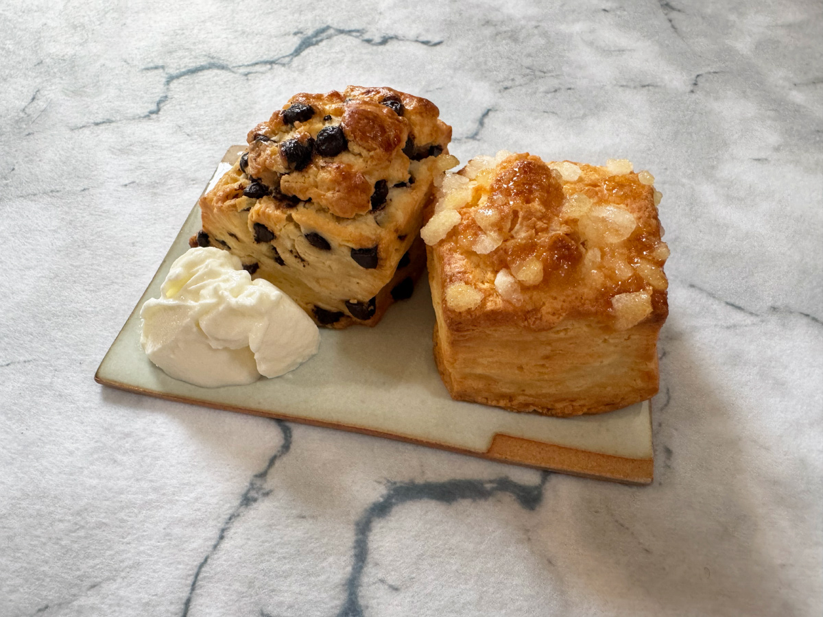 2つのスコーンとクリームチーズ