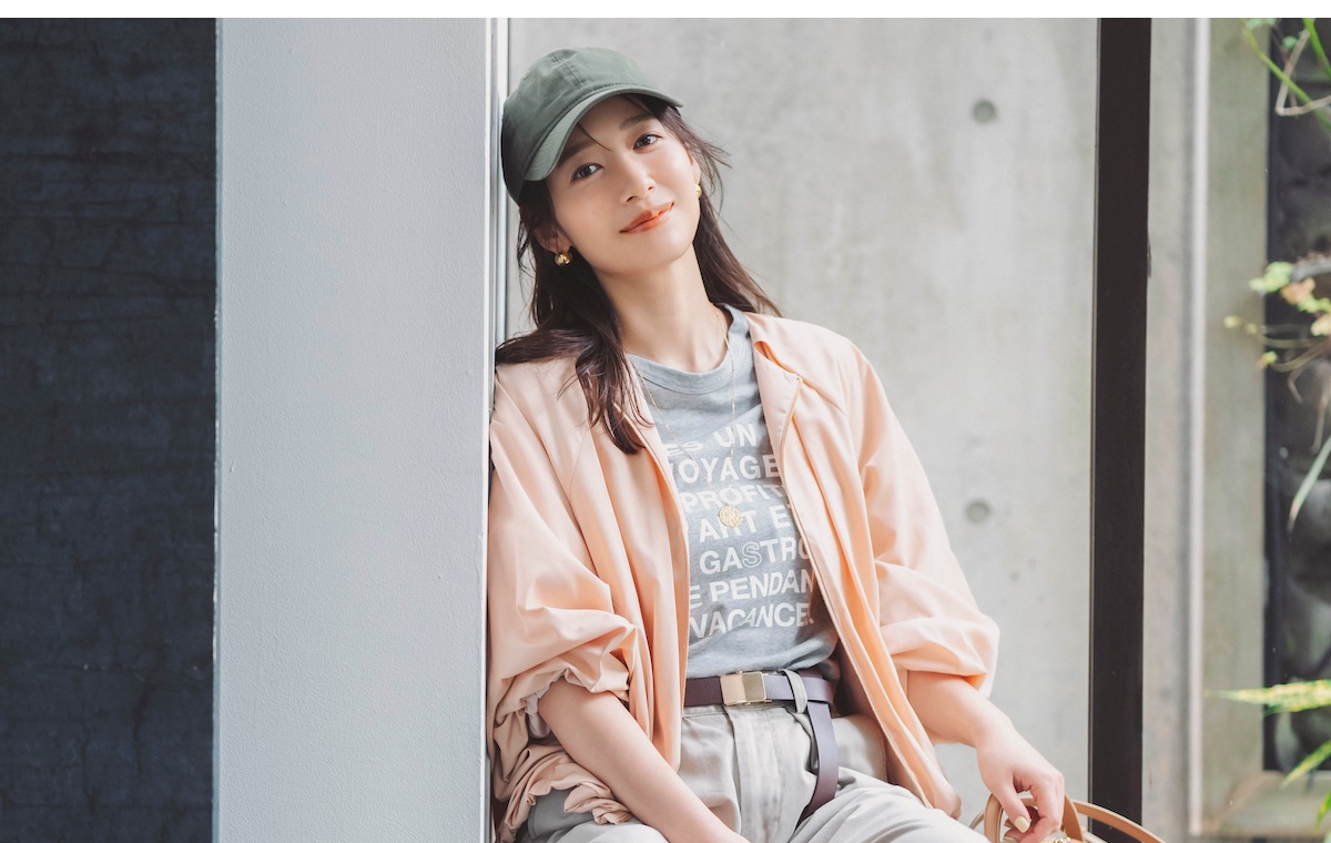 カーキキャップ×ピンクブルゾン×グレーTシャツ×パンツコーデのモデル写真