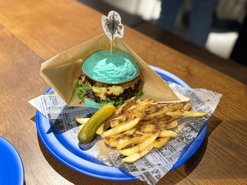 青いバンズのバーガーセット