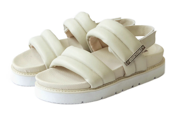 ▲プラットフォームパファーストラップサンダル 各￥17,050 カラー：ホワイト