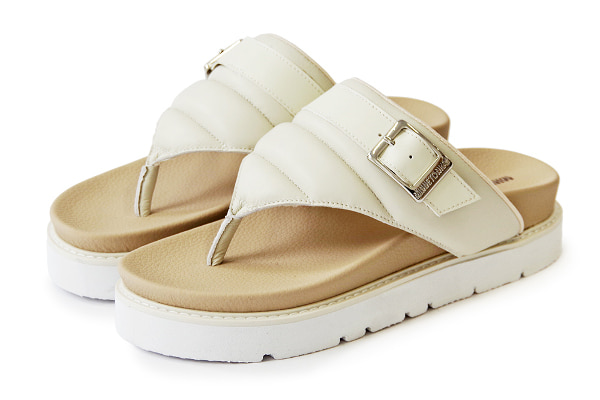 ▲プラットフォームパファートングサンダル 各￥16,500 カラー：ホワイト