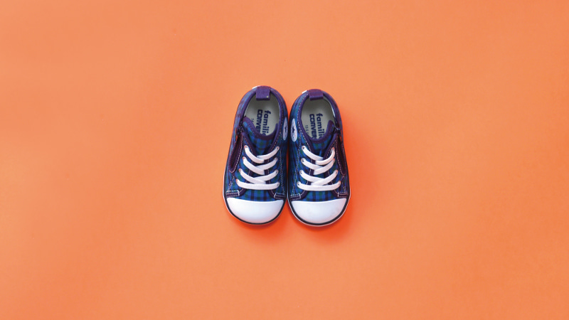 ▲ベビースニーカー(BABY ALL STAR N Z / FM)¥13,200 サイズ:12.0~15.0cm※0.5cm刻み 足首をホールドできるタイプで、まだ歩行が不安定なベビーの足をサポート。ゴムのシューレースは、ほどける心配のない縫い付け仕様。