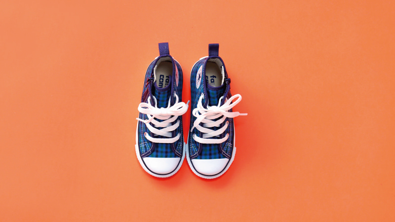 ▲スニーカー(CHILD ALL STAR N Z HI / FM)¥15,400 サイズ:15.0~22.0cm※1.0cm刻み 持ち手の大きいファスナーと、つまみやすい広めのかかとテープで着脱をサポート。
