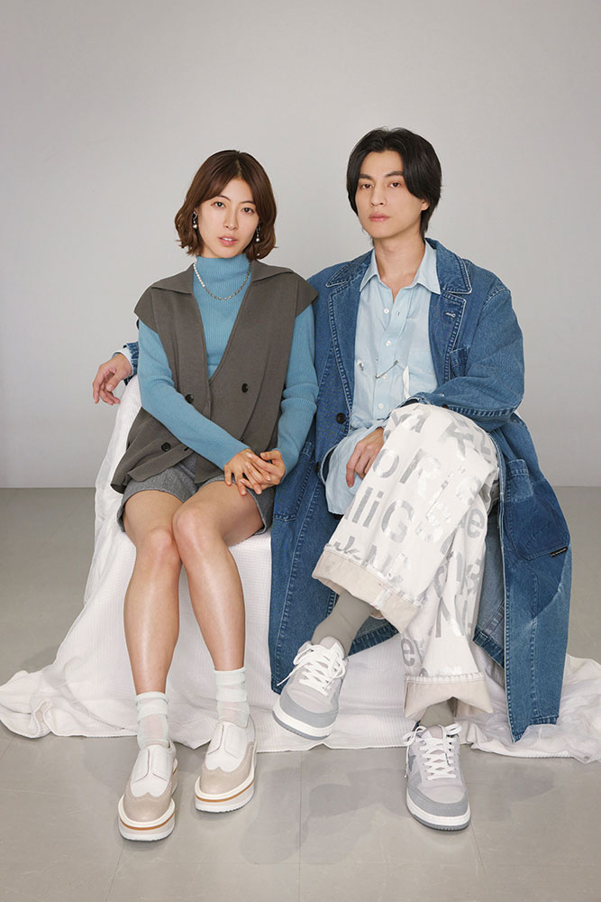椅子に座る瀧本美織さんとガルフさん