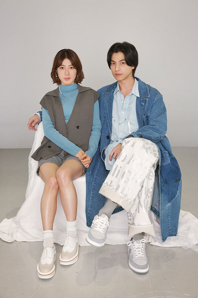 座っている瀧本美織さんとガルフさん