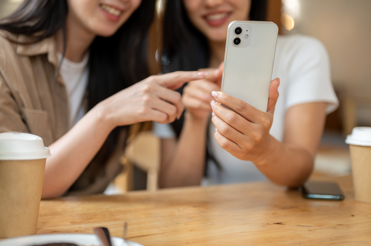 スマホを見て楽しんでいる人