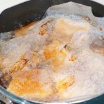 豚バラ肉の角煮を作っているシーン