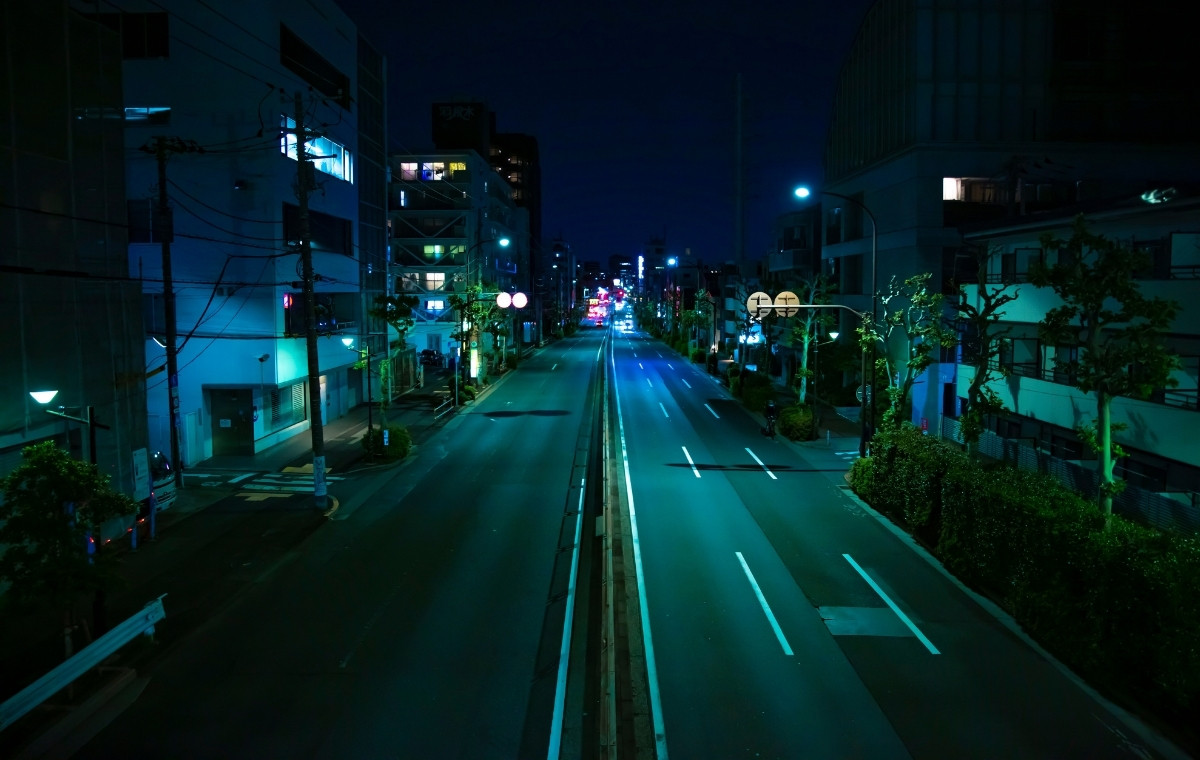 夜の住宅街と道路の写真
