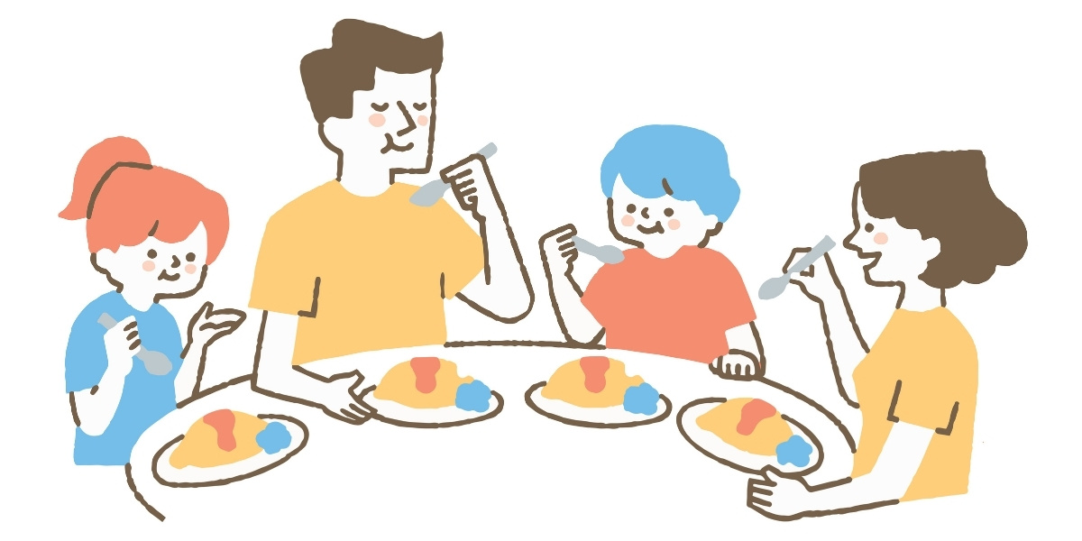 オムライスをおいしそうに食べる親子4人のイラスト