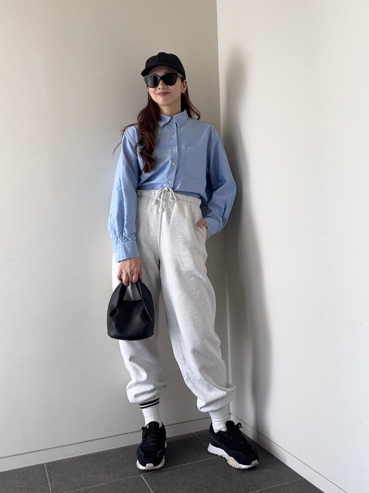 青シャツコーデにサングラスをかけている写真