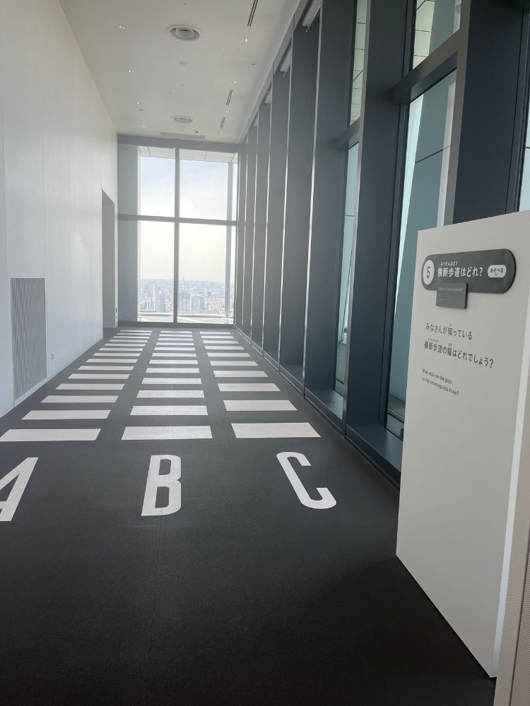 横断歩道を再現した白線がABCの3線分ある写真
